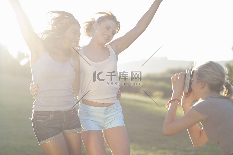 年轻的女性朋友摆姿势拍照