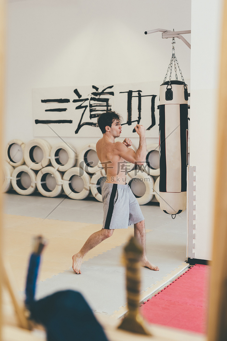 健身房里的武术家用拳击袋进行格