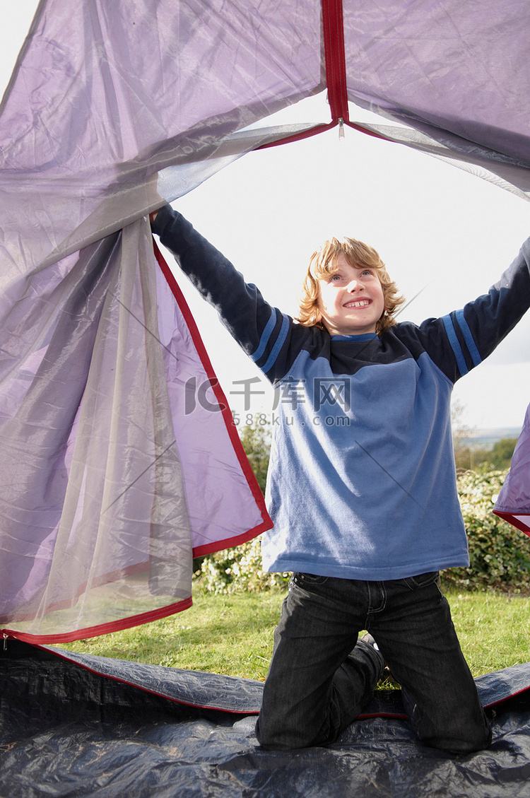 男孩爬进帐篷