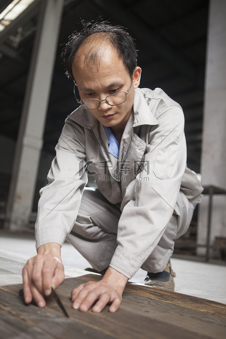 木匠在江苏工厂检查木板质量中国