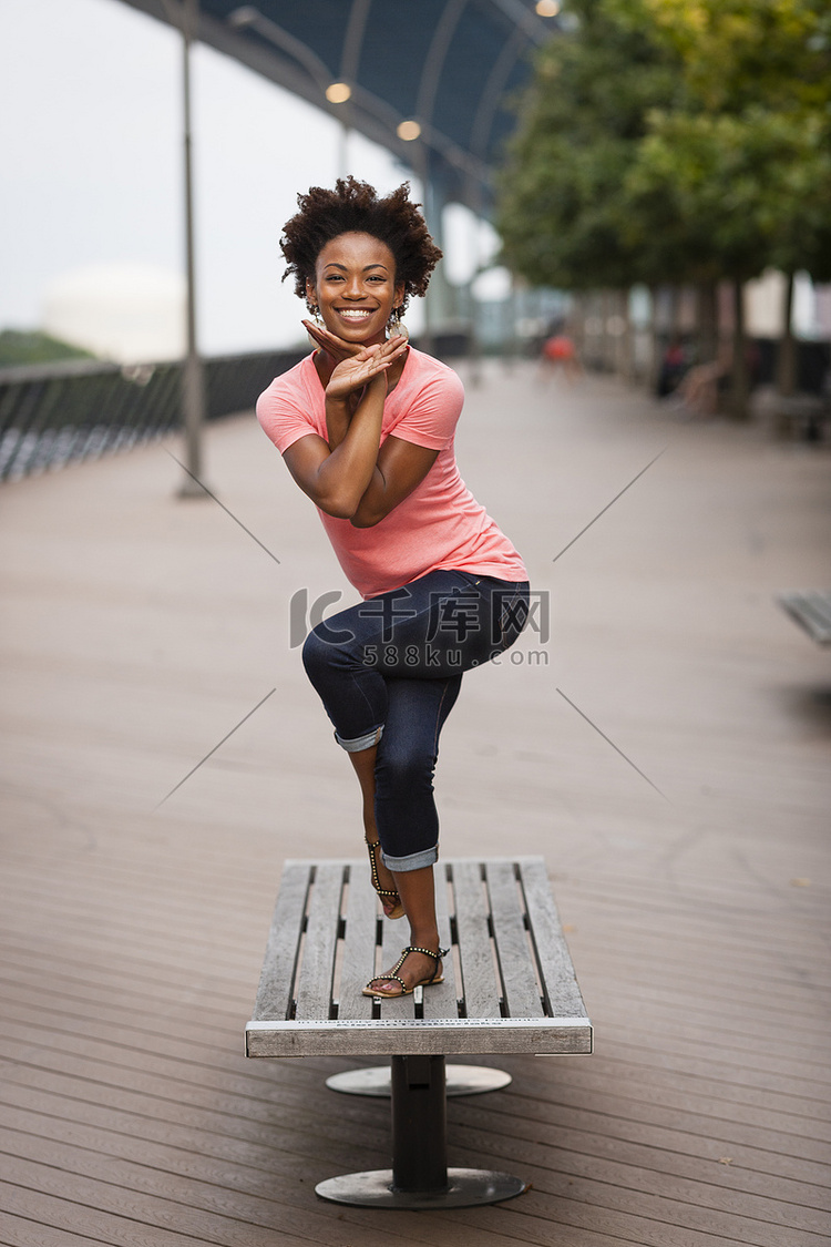 一位单腿扭动和保持平衡的年轻女