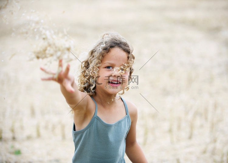年轻女孩把麦子扔到地里
