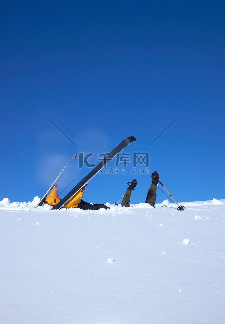 滑雪者在雪中俯身