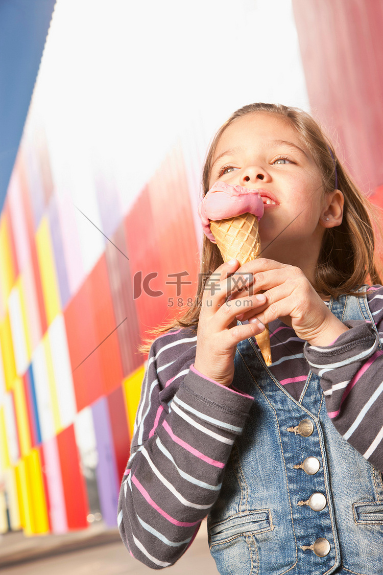 一个在户外享受冰淇淋的小女孩