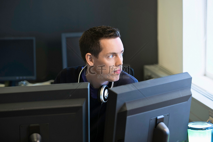 在办公桌前使用计算机的男子