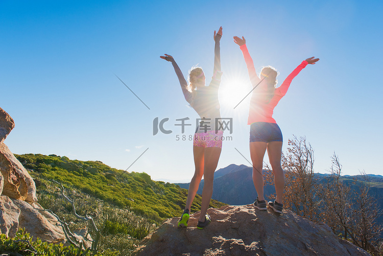 两位女性跑步朋友在美国加利福尼