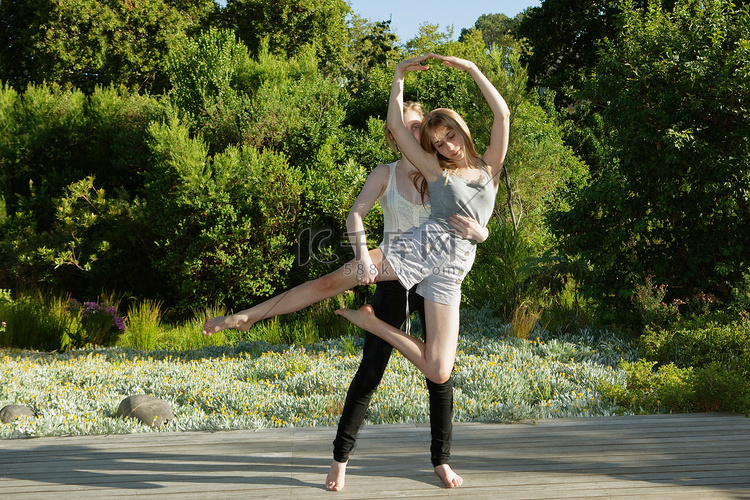 女孩帮助女孩做芭蕾舞
