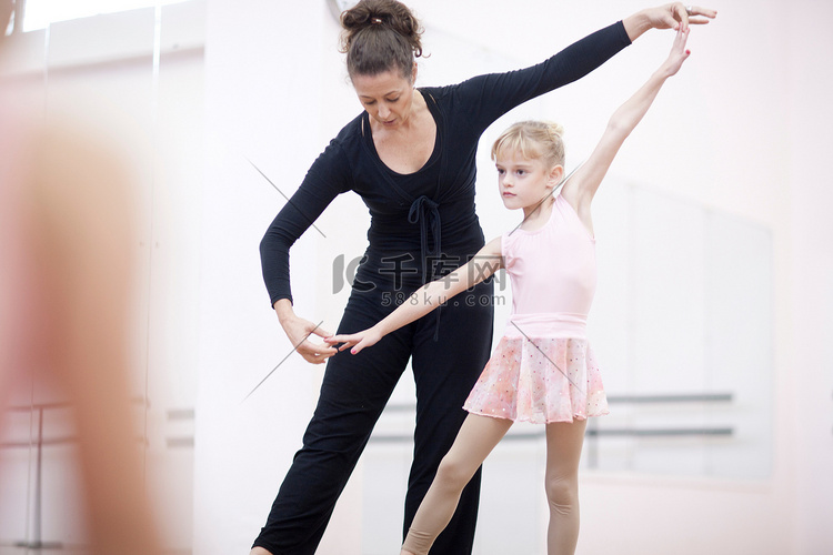 年轻芭蕾舞演员与老师合影