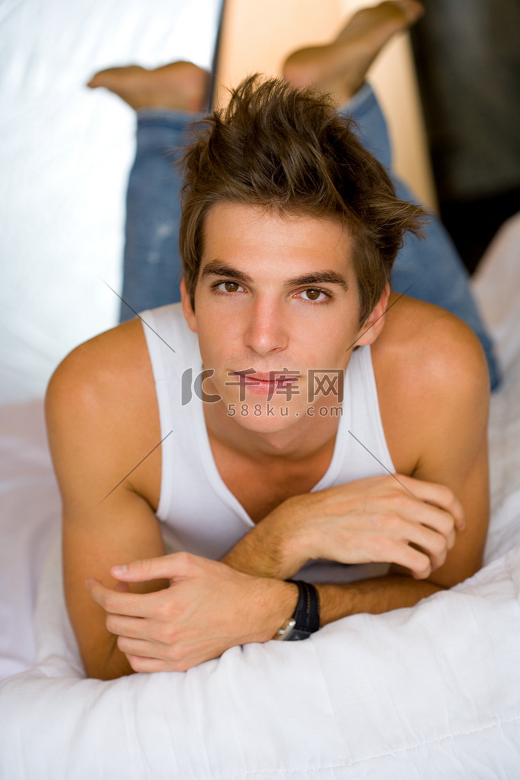 年轻男子躺在床上的肖像