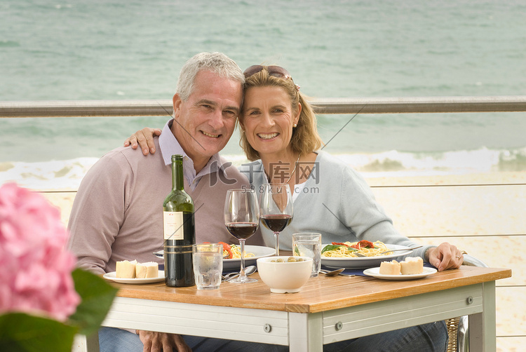 情侣在海边餐厅用餐