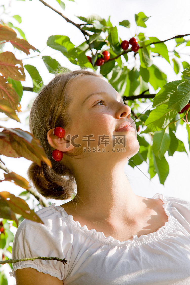 女孩在树上摘樱桃
