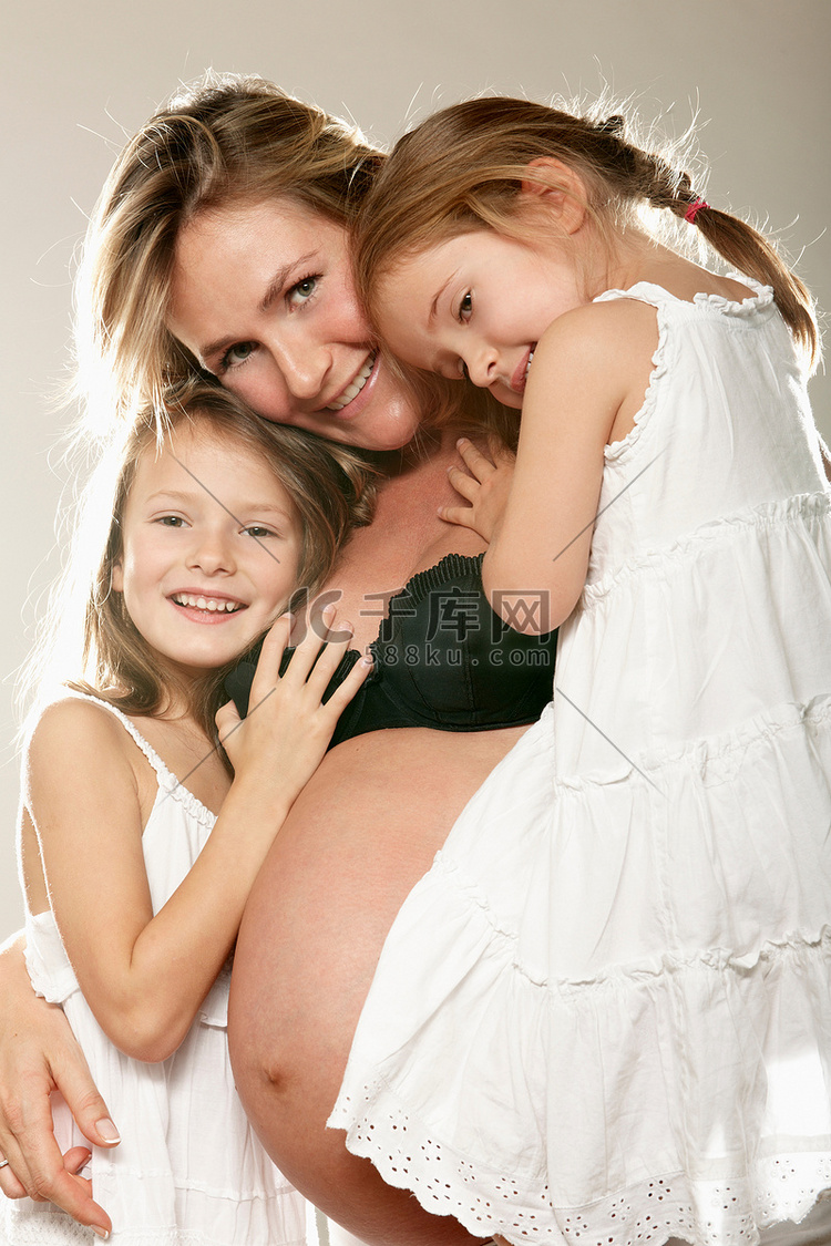 一名孕妇和她的两个女儿