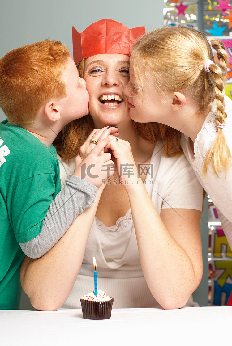 妈妈被她的孩子亲吻