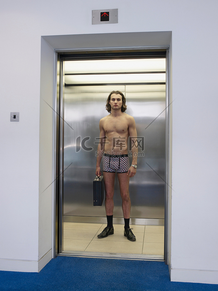 一名男子在电梯里穿着内裤