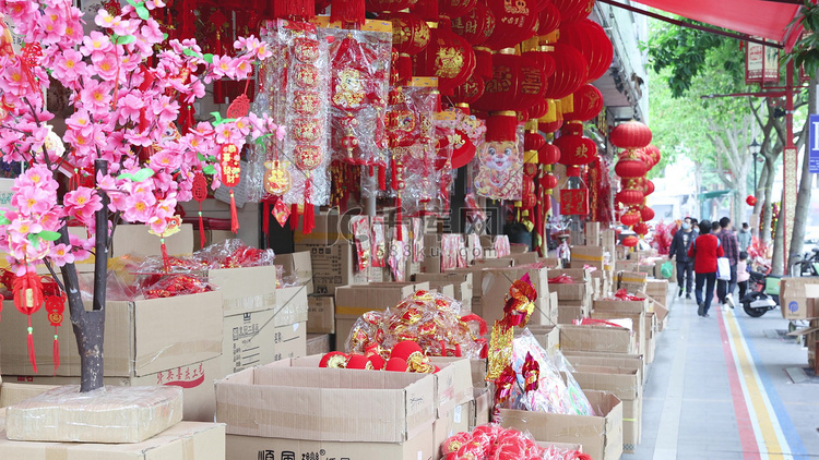 实拍新年年货市场红灯笼挂饰新年