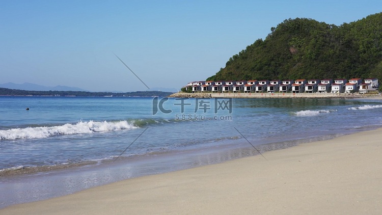 冬季海边风景海浪汹涌冲上沙滩实