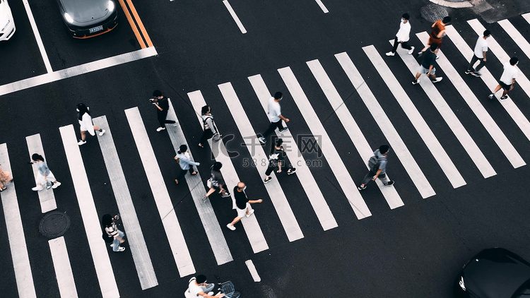 实拍城市上班族下班过马路斑马线