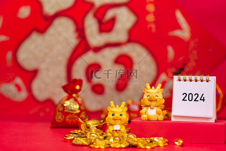 新年春节两个卡通龙摆件红色背景