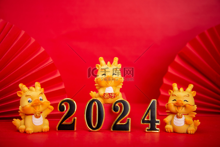 2024新年三个卡通龙红色背景