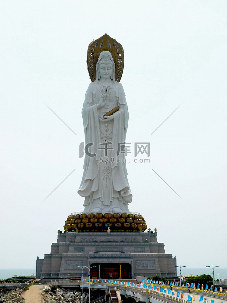海南三亚南山寺的海上观音雕像观