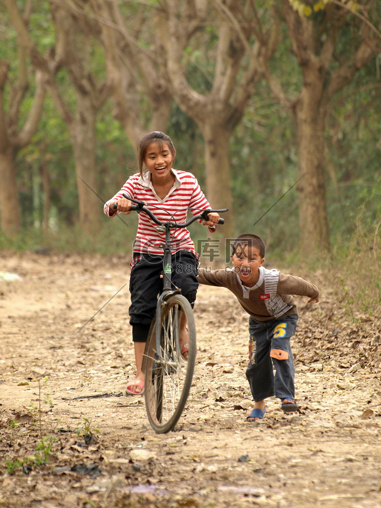 郊外骑自行车的儿童人物摄影图