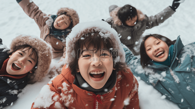 雪地上玩雪的儿童
