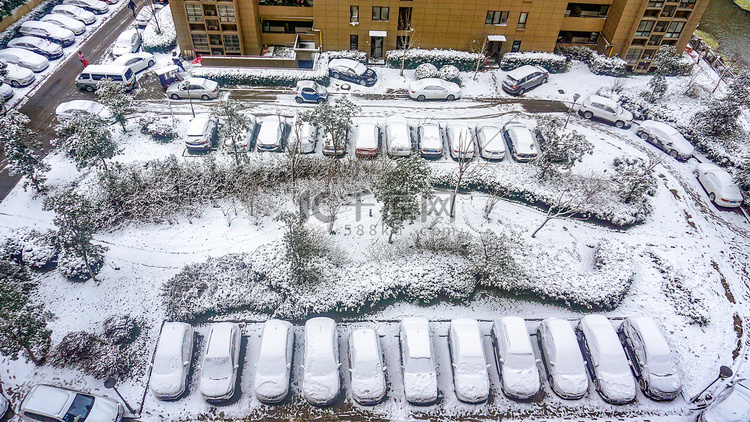 冬天下雪后的小区停车场