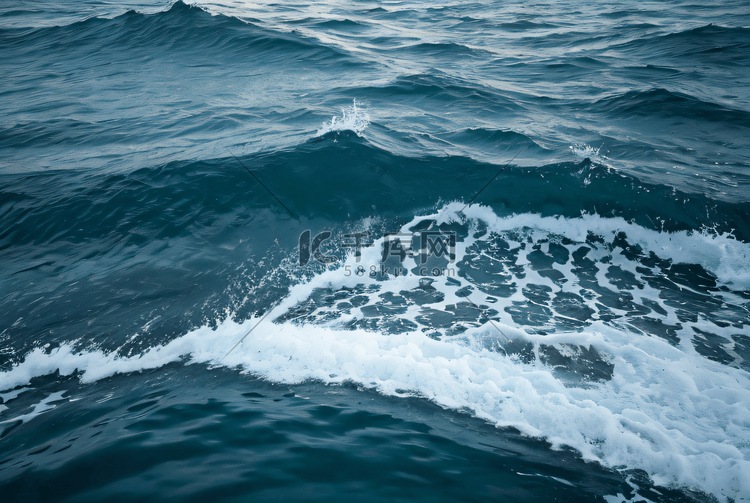 蓝色大海浪花摄影图4