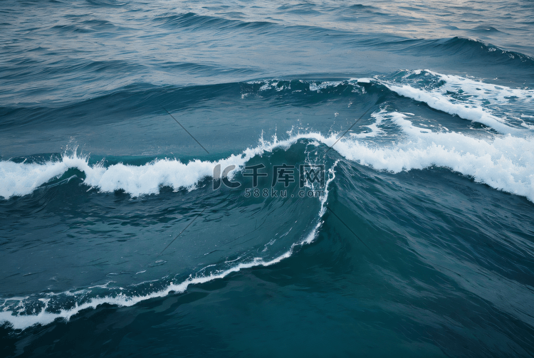 蓝色大海浪花高清摄影配图8