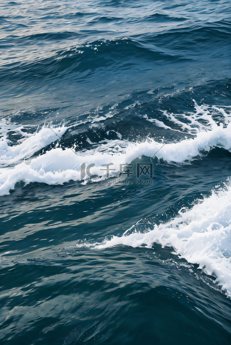 蓝色大海浪花摄影图0
