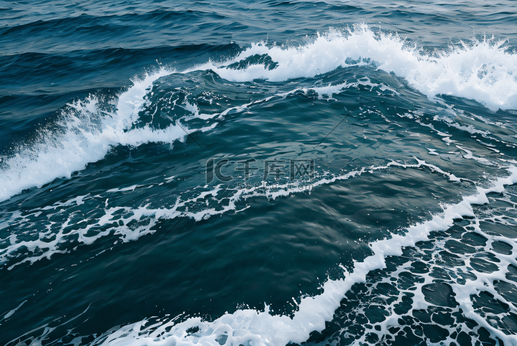 蓝色大海浪花摄影图