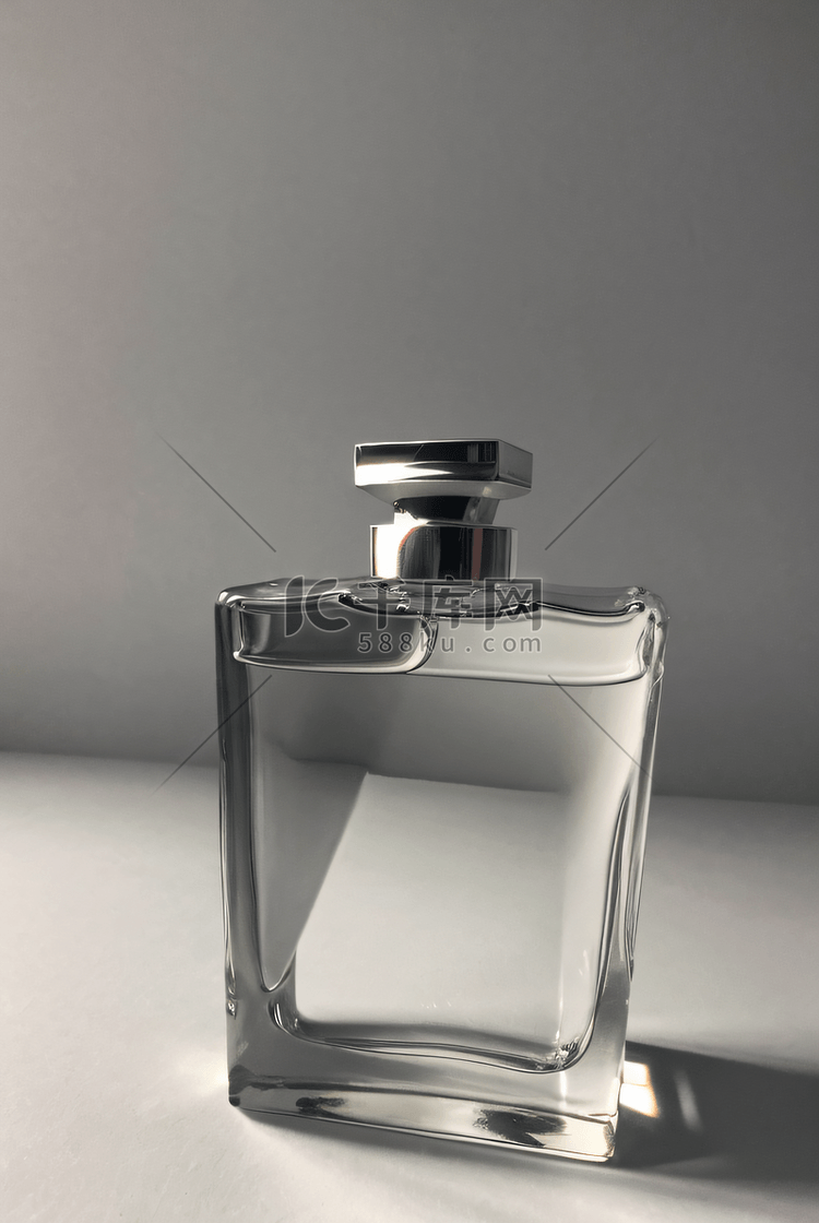 一瓶透明香水摄影照片8