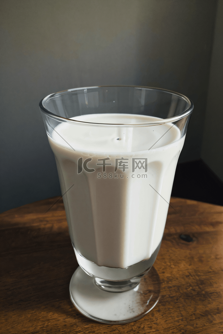 玻璃杯中的液体牛奶图片1