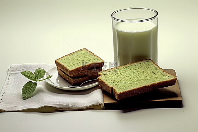绿茶面包片和一杯牛奶