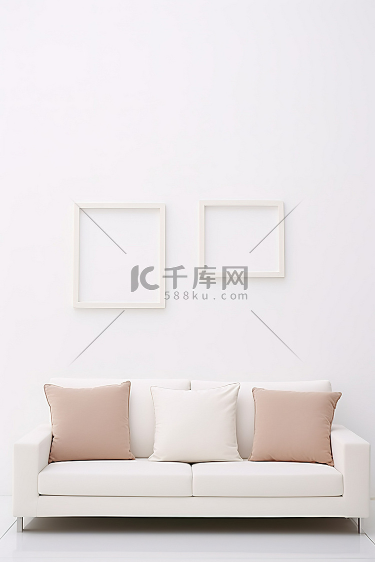 2张白色沙发，靠墙放着两个枕头