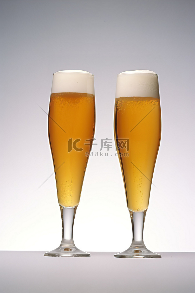 两个啤酒杯，边缘装满啤酒