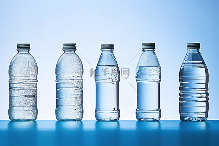 蓝色背景上的一排瓶装水