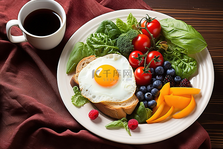白盘上的早餐，包括鸡蛋水果和蔬
