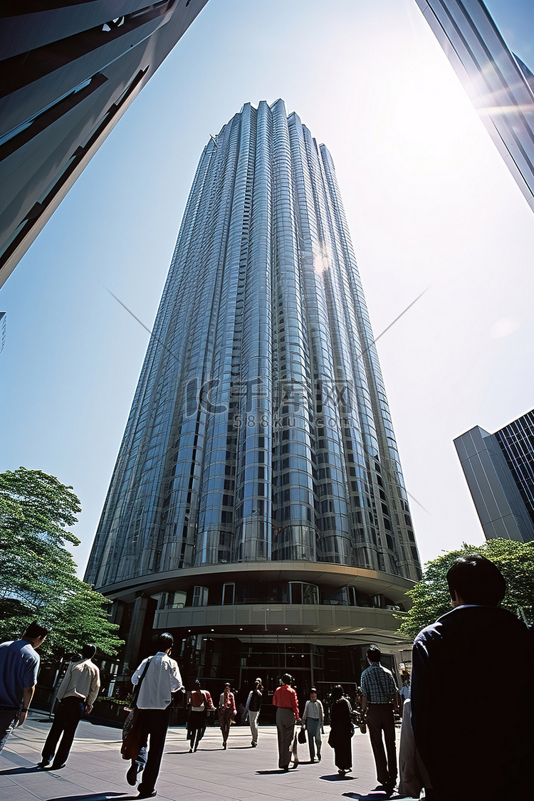 几个人站在一座巨大的摩天大楼前