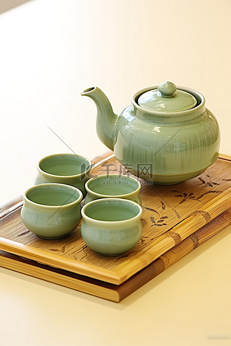 一组绿茶壶放在竹托盘上
