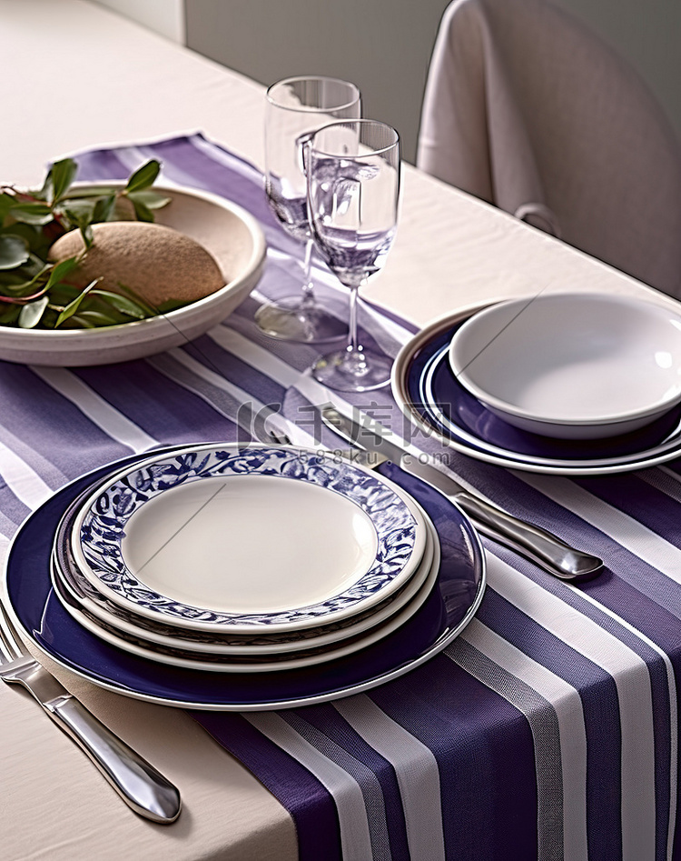 蓝色和白色的餐具，配有白色餐叉
