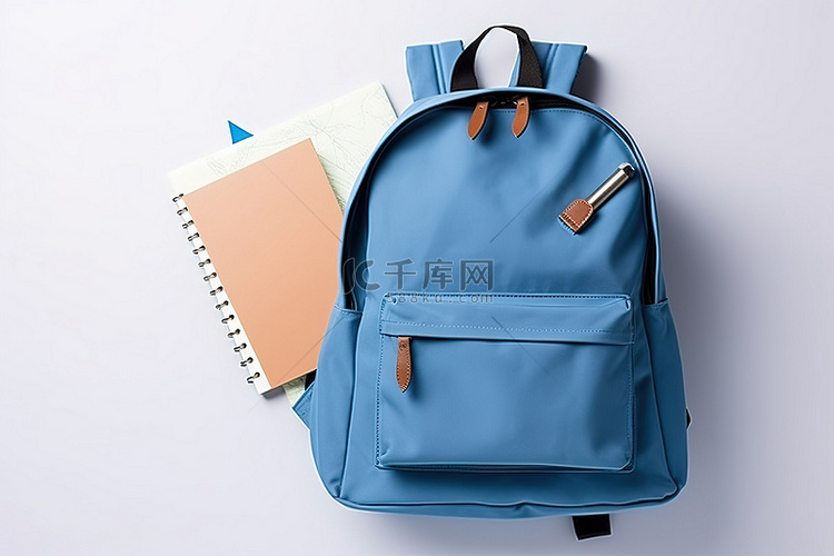 带学生笔记本的蓝色背包