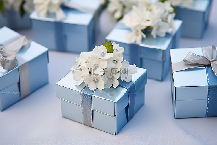 可爱的蓝色和银色小礼品盒，里面