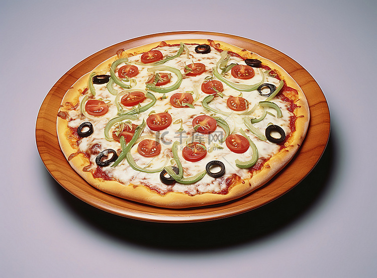 木盘上的可食用披萨