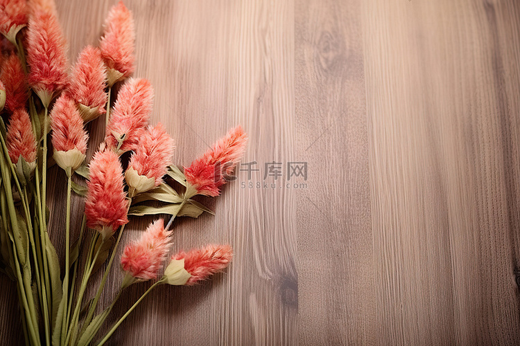 木桌上的花背景照片