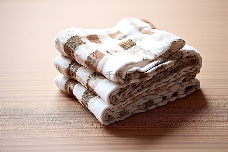 四张餐巾用格子布折叠在桌子上
