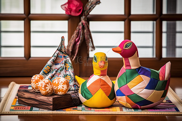 桌上有两只鸭子雕像，上面有五颜