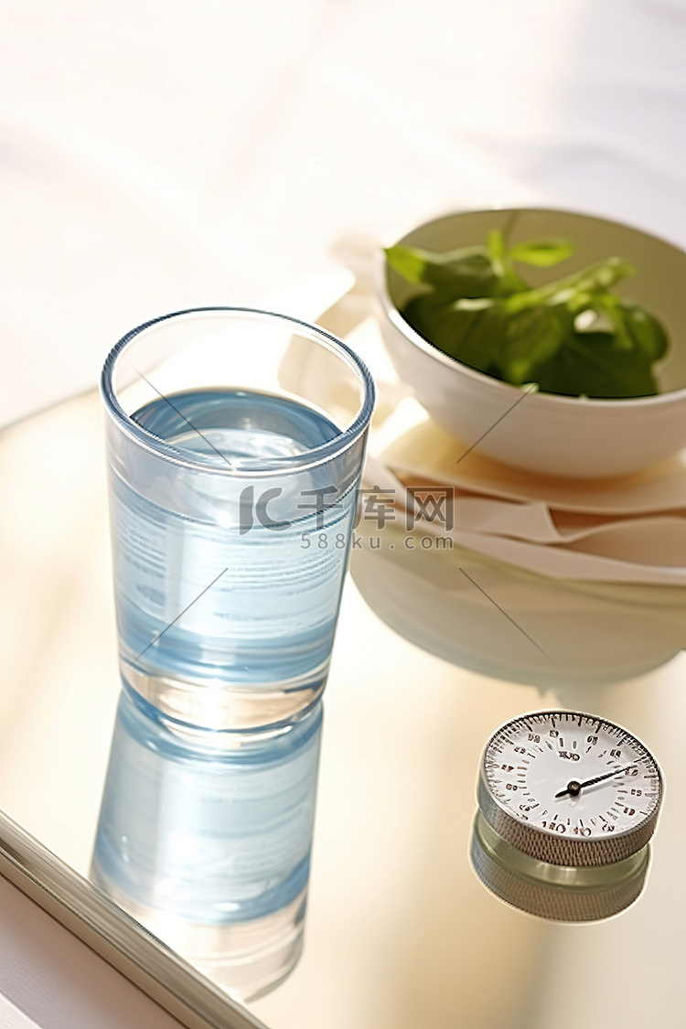 一杯水和带体重秤和卷尺的卷尺