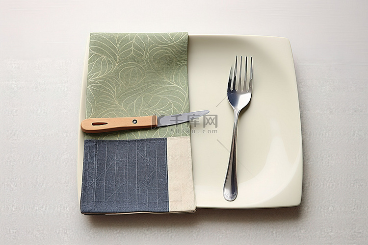 一张方形餐巾，上面放着盘子和叉