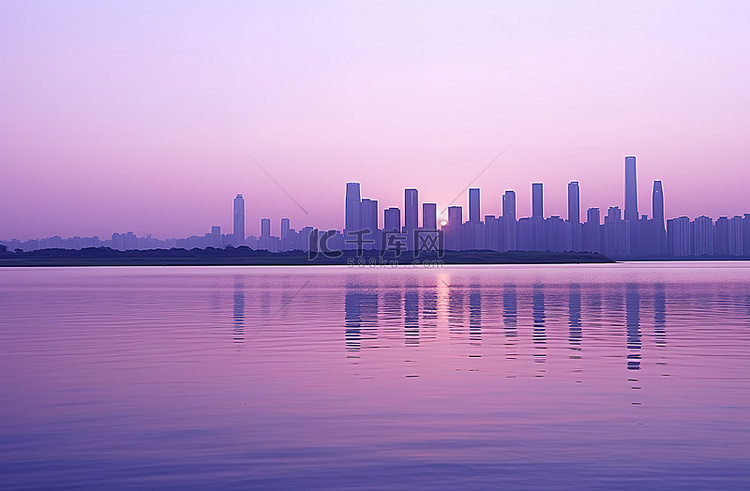 一座太阳从水面升起的城市